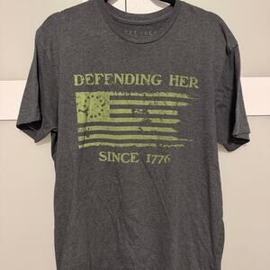 Defender Gear “Defending Her Since 1776” American Flag T-Shirt Size Large